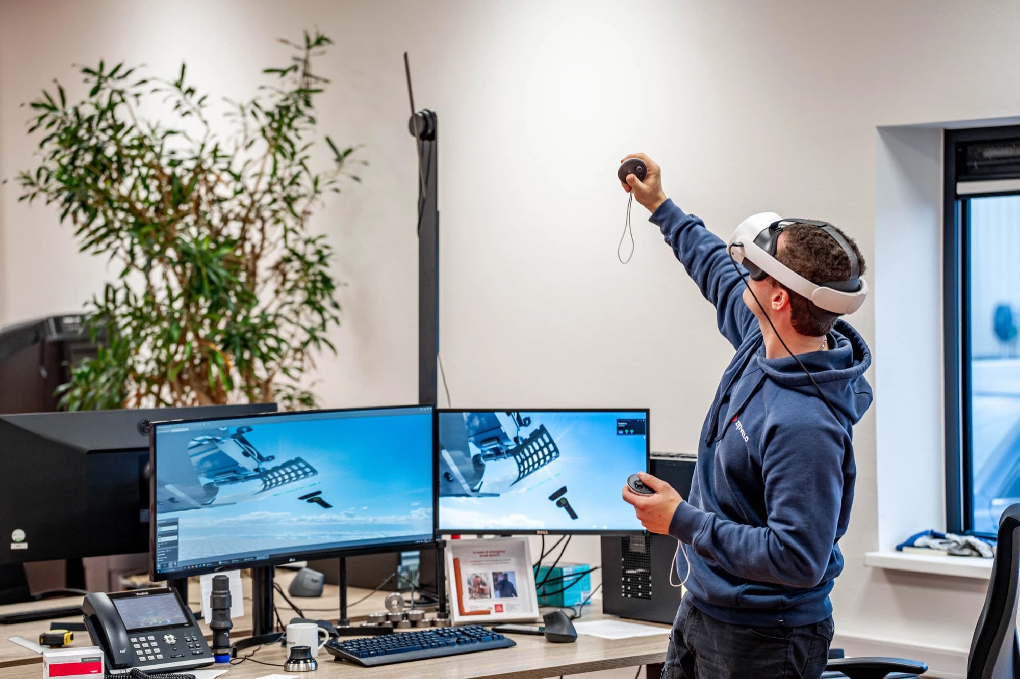Engineer van Zijtveld beoordeelt een grijperontwerp in virtual reality