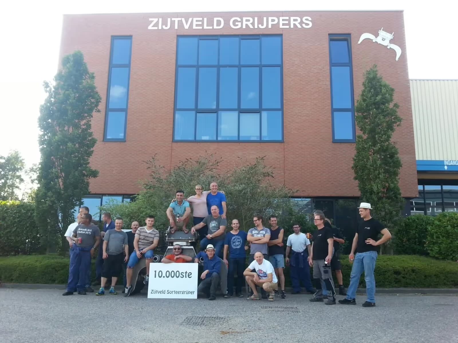 Het Zijtveld-team voor de fabriek met de 10.000ste sorteergrijper