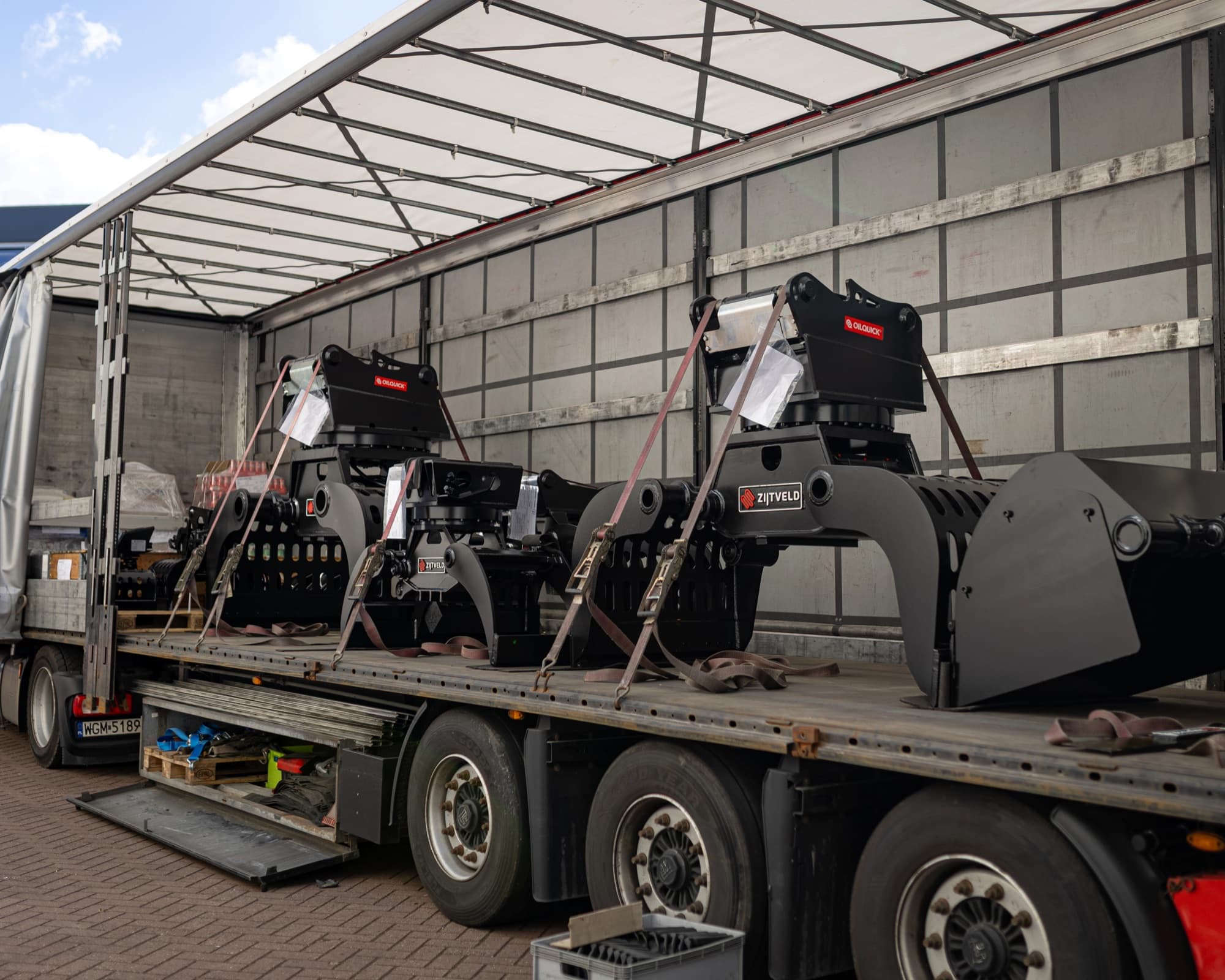Vrachtwagen geladen met nieuwe Zijtveld grijpers, klaar voor transport